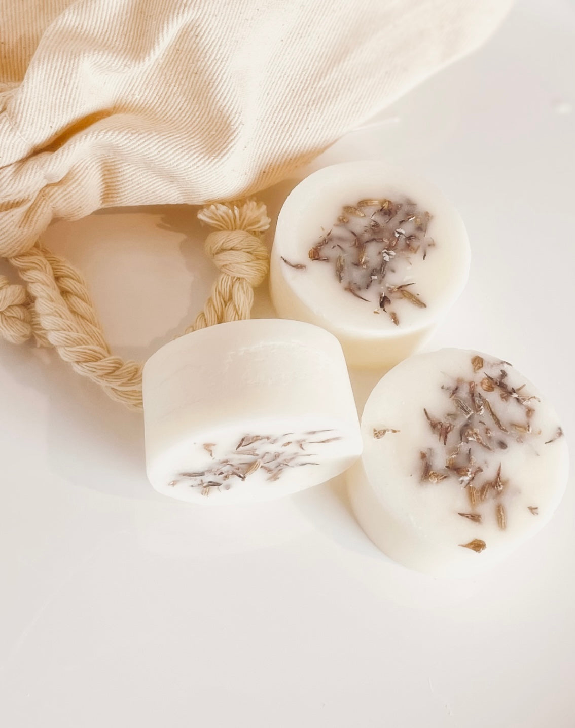 Duftmelts mit rein natürlichen Düften wie Baumwollblüte, Jasmin, Rose, Ylan-Ylang, Moschus & Tonkabohne. Duftmelt in eine Duftlampe legen und schmelzen lassen. Der Duft verteilt sich im ganzen raum.