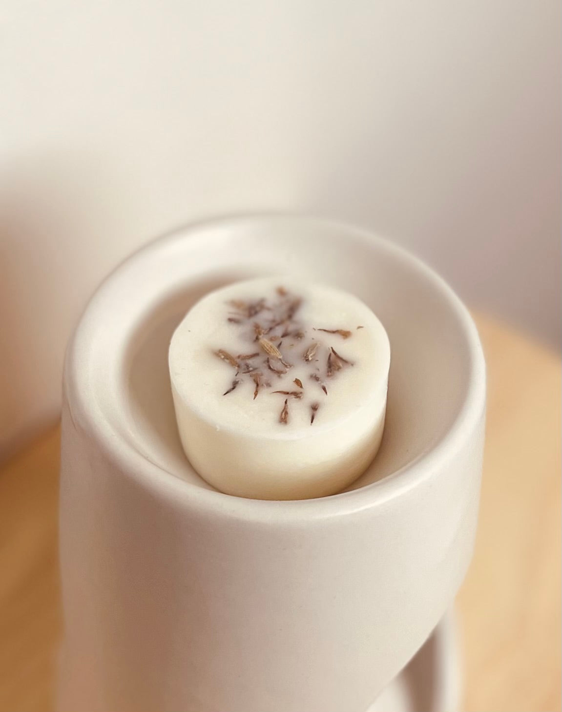 Duftmelts mit rein natürlichen Düften wie Baumwollblüte, Jasmin, Rose, Ylan-Ylang, Moschus & Tonkabohne. Duftmelt in eine Duftlampe legen und schmelzen lassen. Der Duft verteilt sich im ganzen raum.