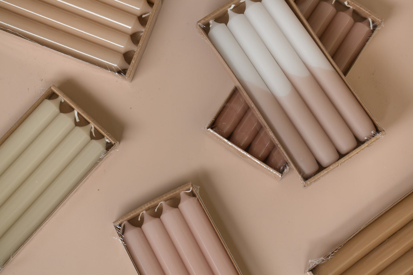 Handgezeichnete Stabkerzen mit leichten Farbverlauf in beige & weiß. Die beiden Farben gehen elegant ineinander über.