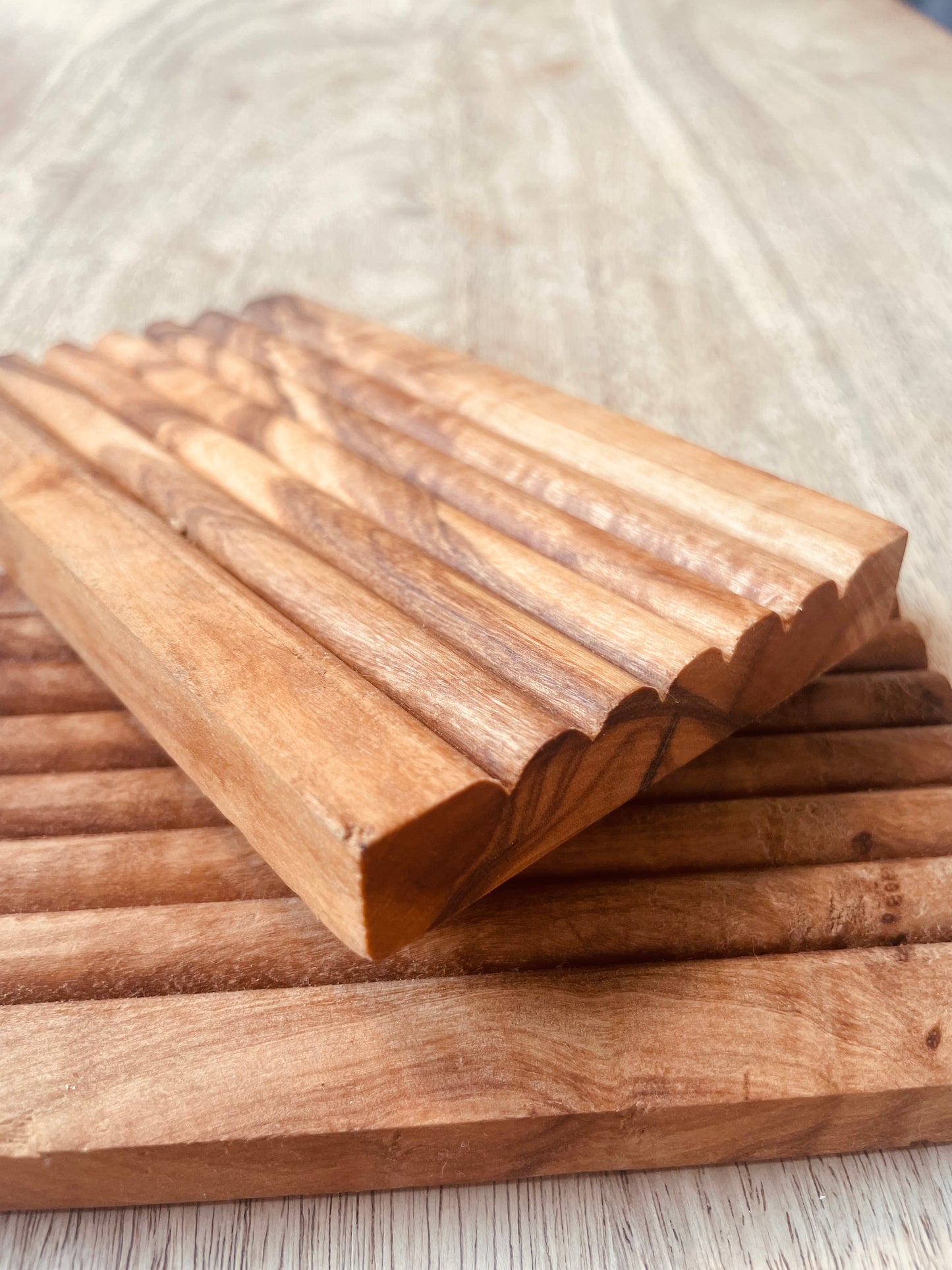 Seifenschale in praktischer eckiger Form, mit Ablaufrillen auf der Oberseite für gutes Trocknen. Aus einem Stück Olivenholz von Hand gefertigt.