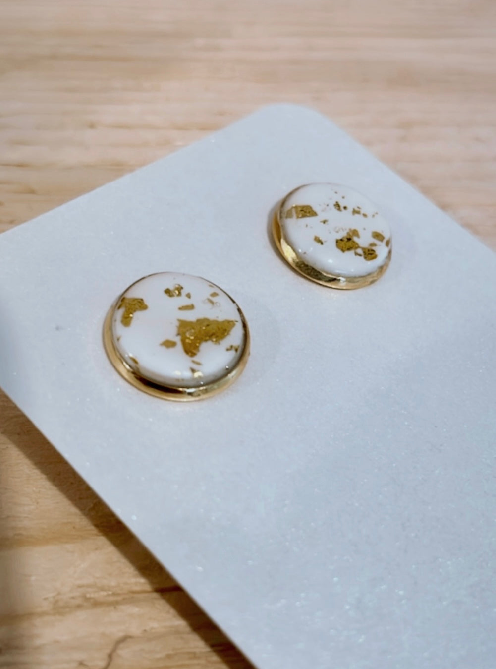 Edelstahl Ohrringe mit weißem Polymer Clay Stecker mit Blattgold