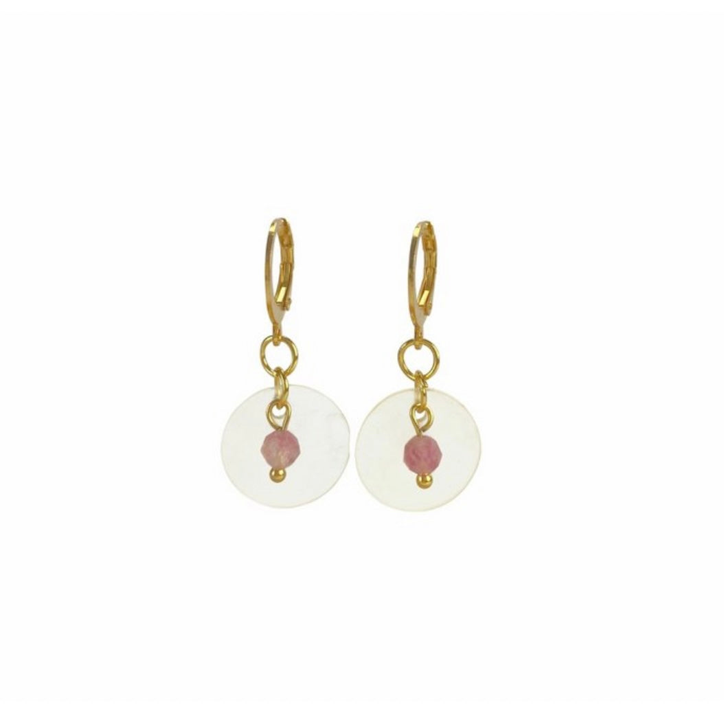 Ohrringe aus Edelstahl mit einer Muschelplatte und einem rosa Turmalin- Stein im Facettenschliff