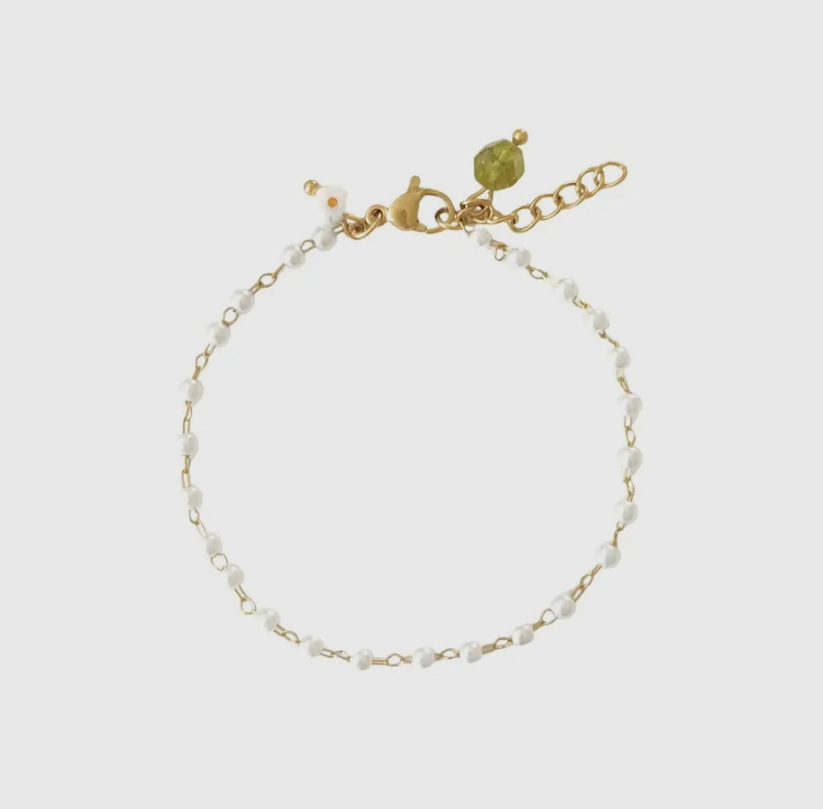 Perlchen Armband mit kleinen Perlen rundherum und Eselstahl Kettchen. Den Verschluss zieren zwei Steine. Ein facettierter Peridot-Stein und ein kleines Gänseblümchen-Perlchen