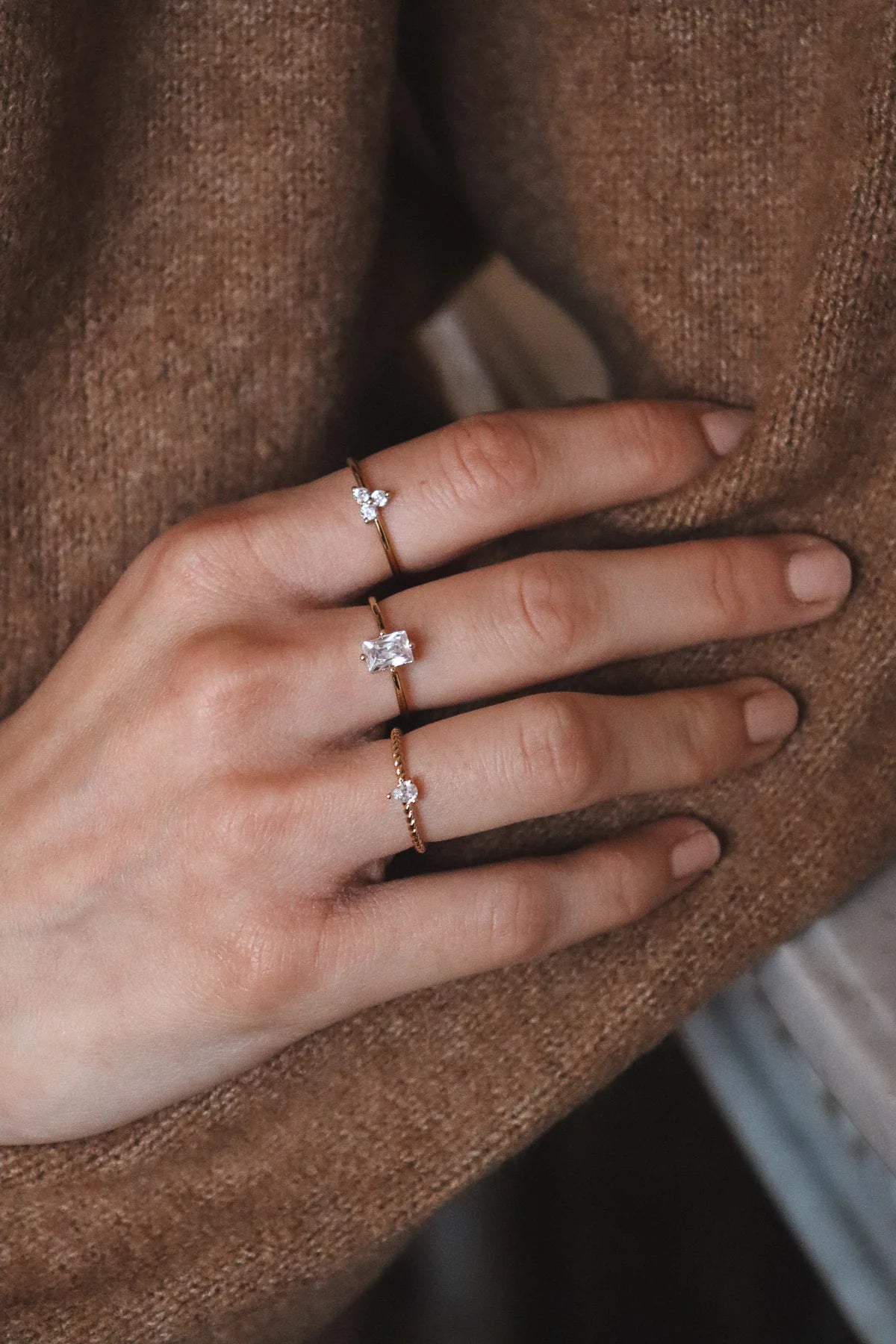 Glatter Goldring mit drei klaren Zirkonia Steinen in Stern Optik. Fein und edel. Hypoallergen und Wasserfest.