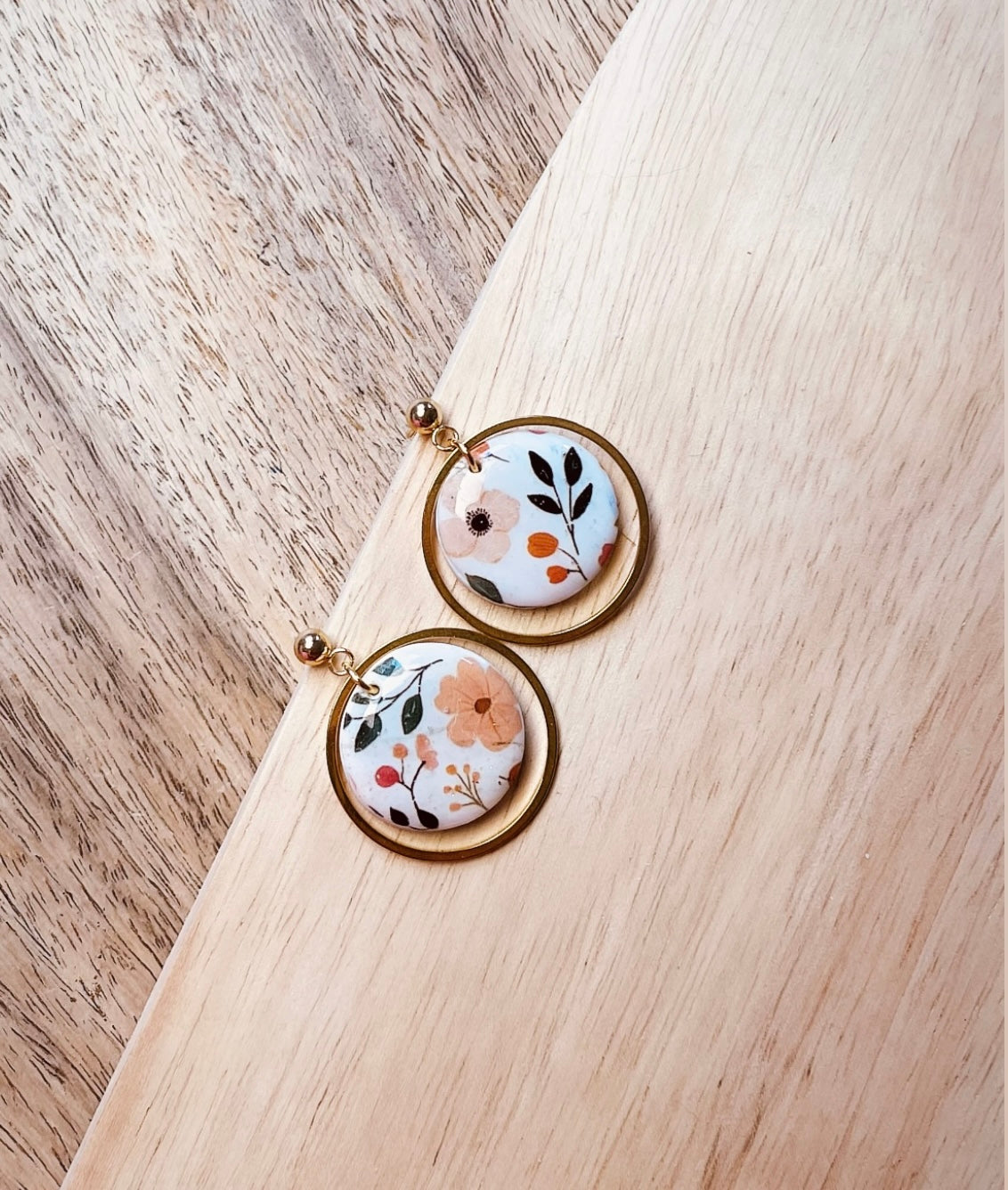 Polymer Clay Ohrringe mit filigranem Stecker und Polymer Clay Anhänger mit Blumen und Edelstahlring.