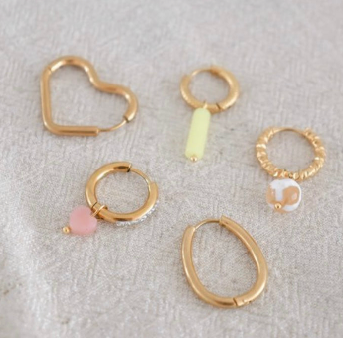 Gold Creole aus Edelstahl mit kleinen Diamant Steinchen, dazu einen rosa Opal Herz Anhänger.