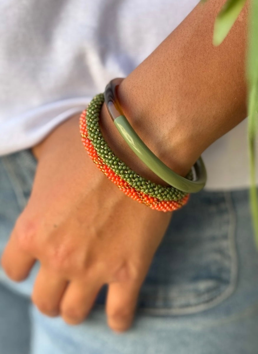 Fair Trade hergestelltes Glasperlen Armband mit Miyuki Perlen. Handgearbeitet in grün mit goldenen Akzenten!