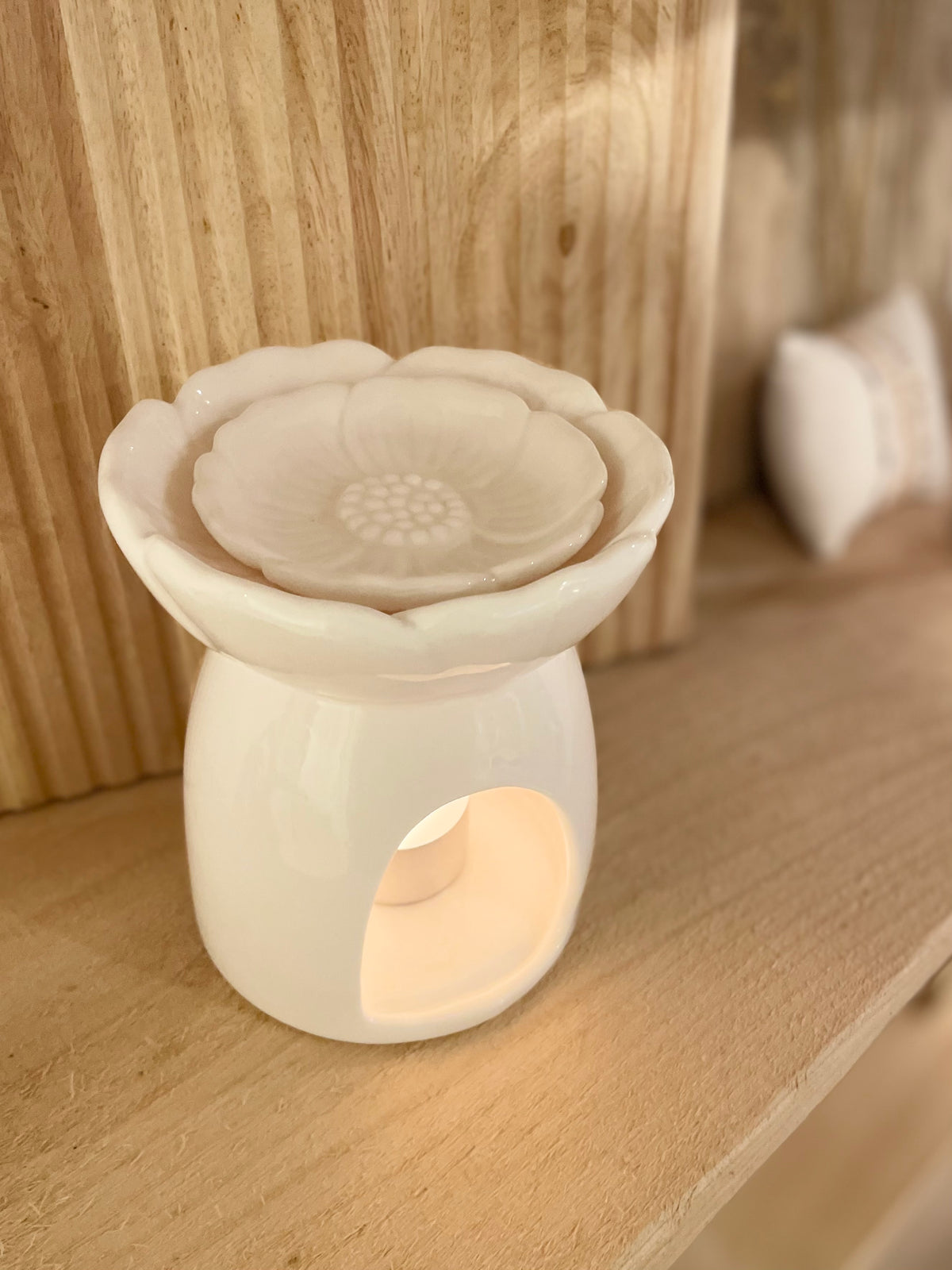 Detailaufnahme der aufgesetzten Pfingstrose in der Schale der weißen Keramik Duftlampe