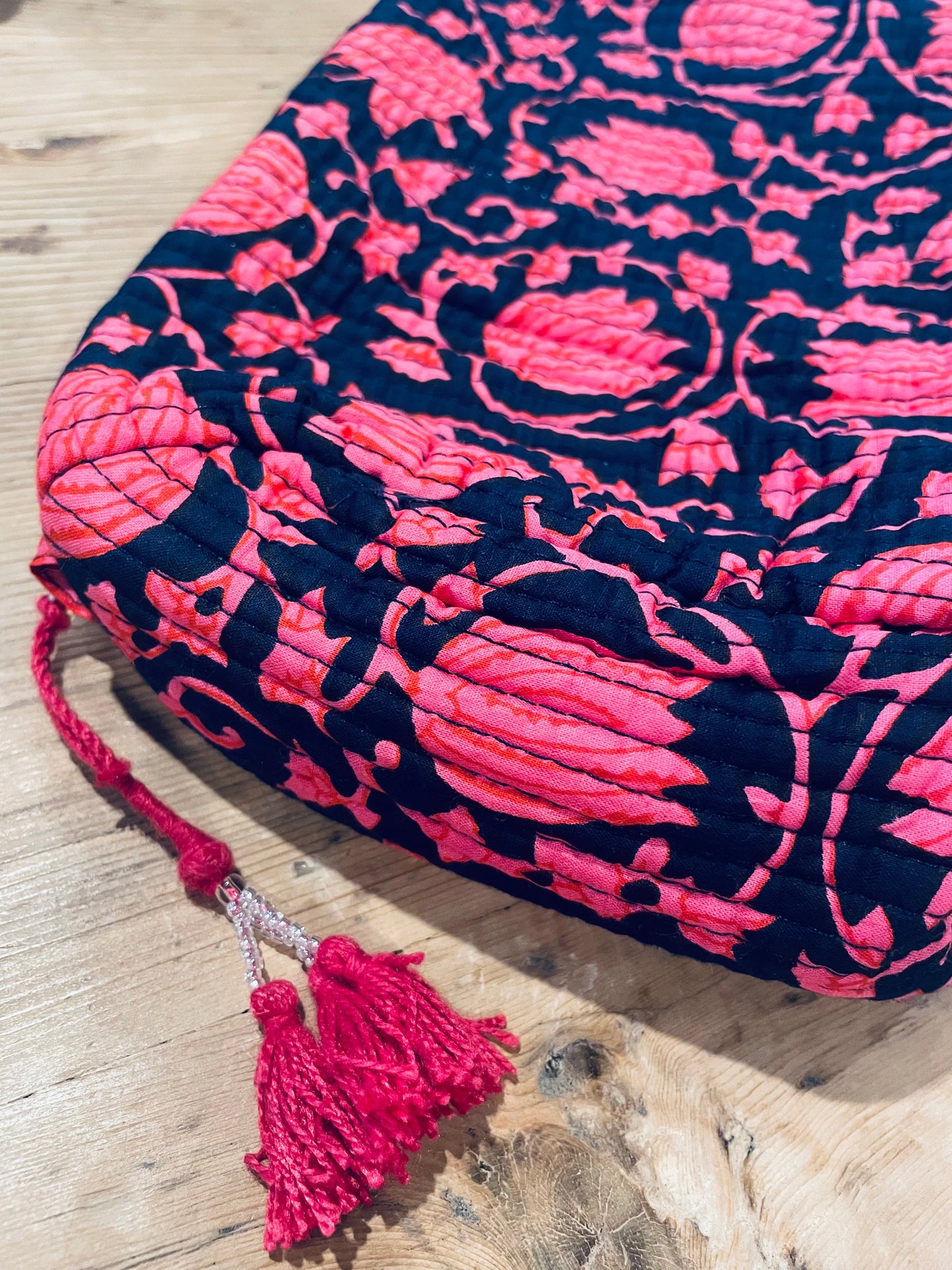 Praktische blaue Kulturtasche im Ripp-Design mit rosa/ roten Blumen. Innen mit einem wasserfesten Bezug und zwei kleinen Fächern!