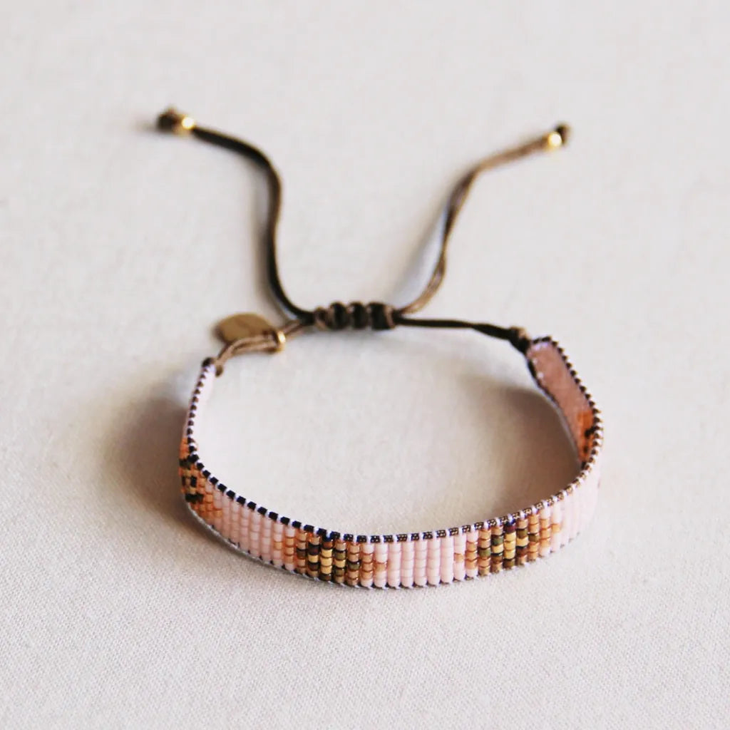 Hübsches gewebtes Armband in der Farbe nude, cognac & gold. Durch den Schiebeknoten ist es variabel verstellbar. In filigraner Handarbeit hergestellt