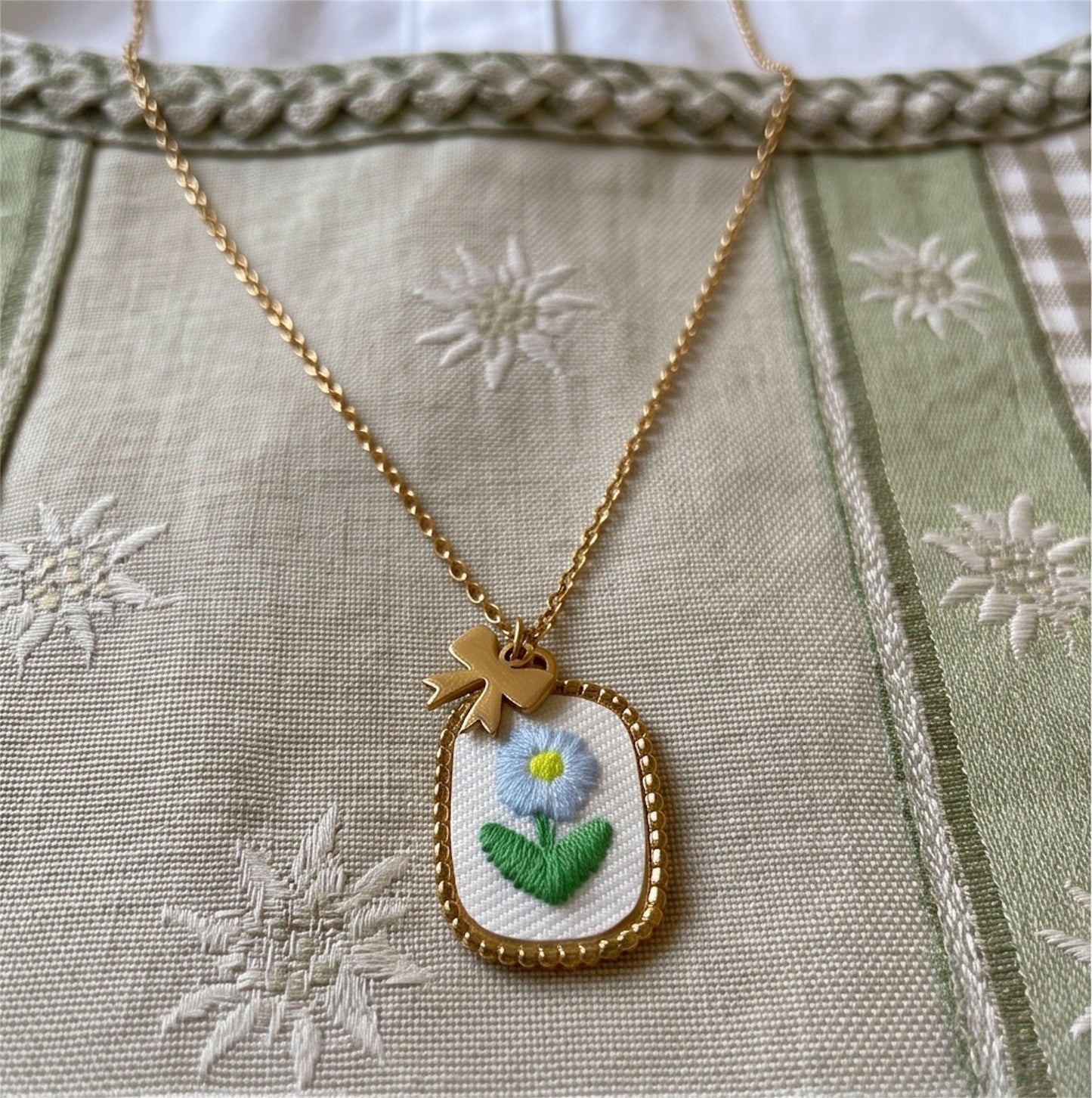 Feine Dirndl Kette "Vergissmeinnicht"