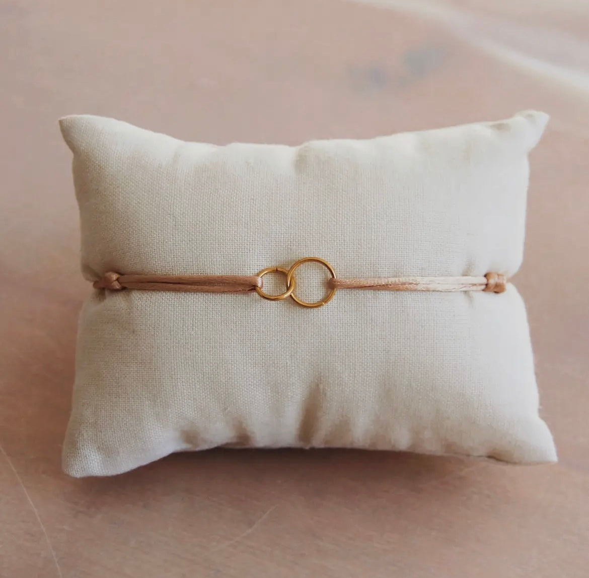 Satinarmband in beige zwei ineinander liegenden Goldenen Edelstahlringen. Sehr edel & schick!