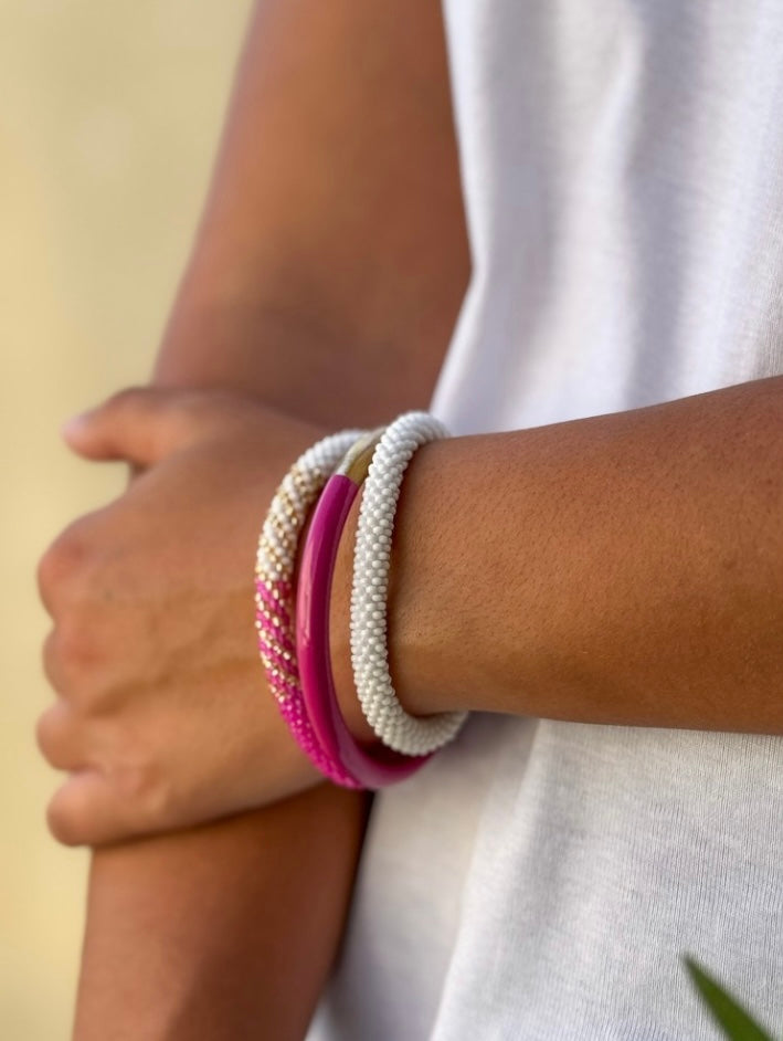 Fair Trade hergestelltes Glasperlen Armband mit Miyuki Perlen. Handgearbeitet in den Farben pink, Weiß und Gold!
