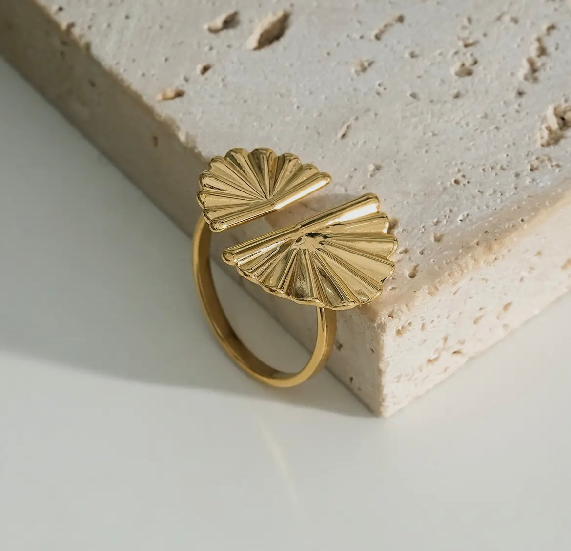 Halbrunder Teller Ring mit Sonnenblumen Muster aus goldenem Edelstahl