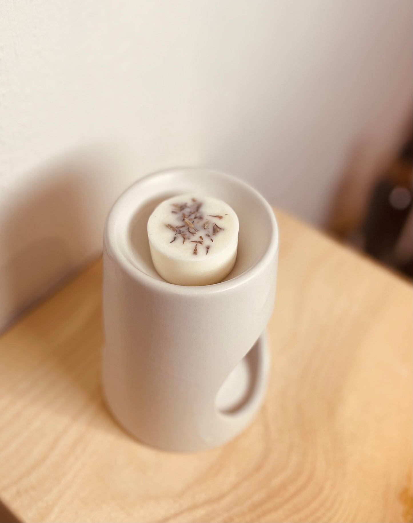 Duftmelts mit rein natürlichen Düften wie Baumwollblüte, Jasmin, Rose, Ylan-Ylang, Moschus & Tonkabohne. Duftmelt in eine Duftlampe legen und schmelzen lassen. Der Duft verteilt sich im ganzen raum.
