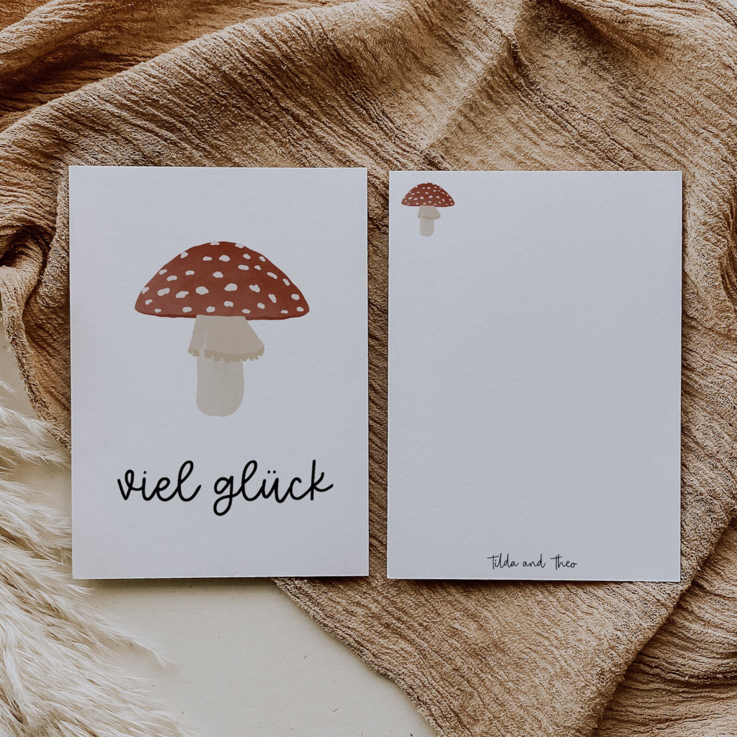 Liebevoll gestaltete Postkarte auf hochwertiges Naturpapier designed in Deutschland. Aufschrift "Viel Glückt!"