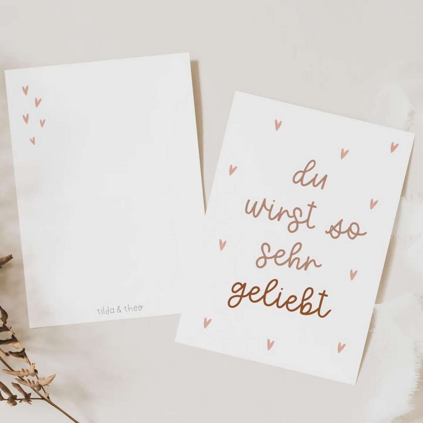 Liebevoll gestaltete Postkarte auf hochwertiges Naturpapier designed in Deutschland. Aufschrift "Du wirst so sehr geliebt!"