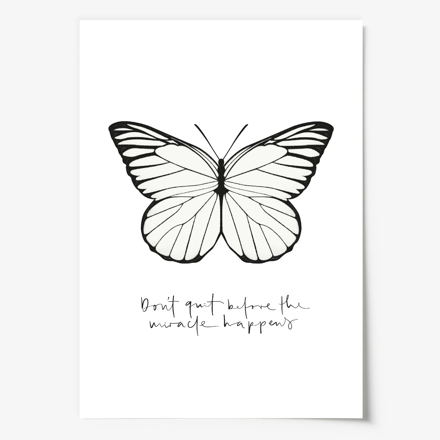 Das Sprüche Poster "Don't quit before the miracle happens" wird auf hochwertigem, 300 g/m² mattem Papier hergestellt.
