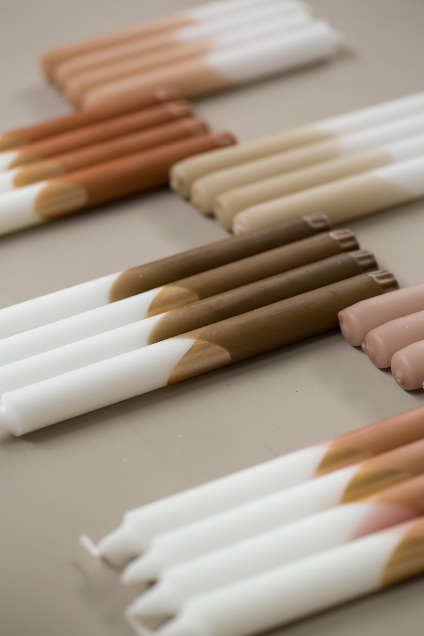 Elegante handgezeichnete Dinner Kerzen in Apricot und gekreuzter Gold Applikation. Aus rein natürlichen und umweltfreundlichen Materialien.