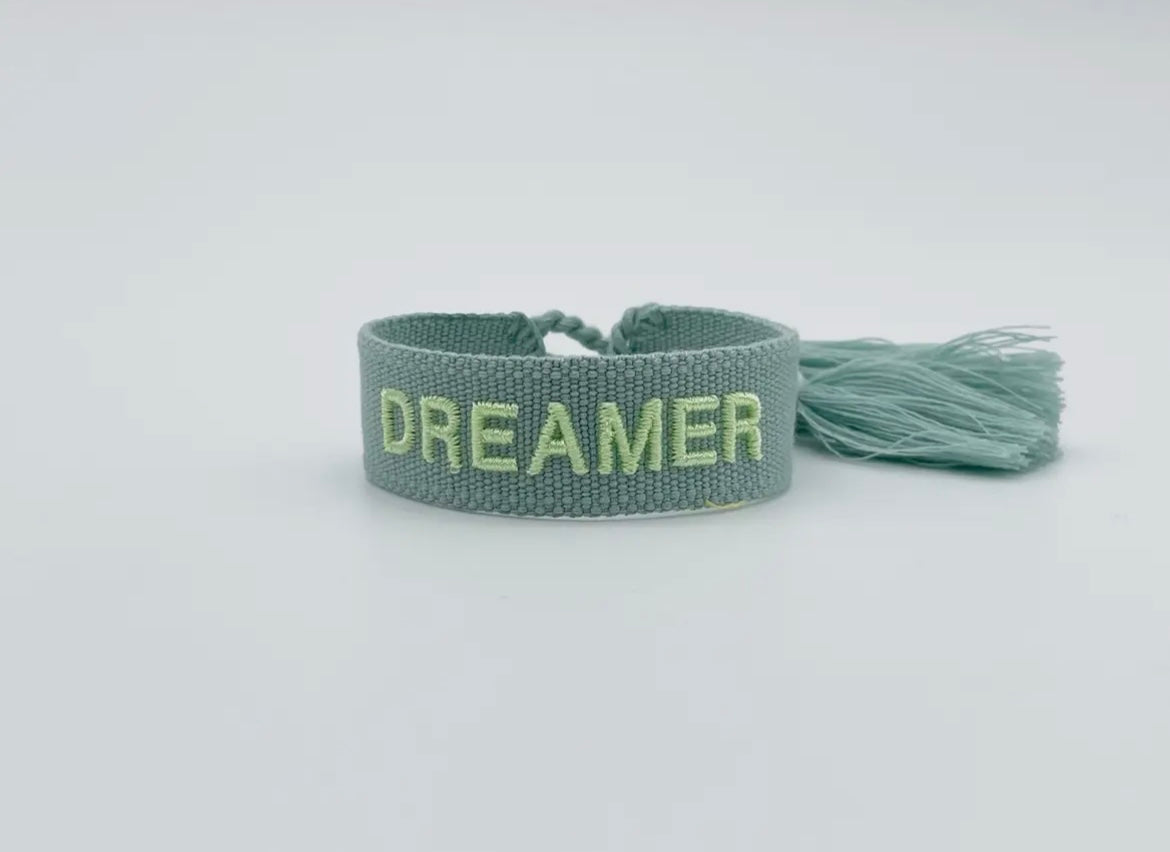 Statement Armband im Bohostyle in der Farbe Salbei Eukalyptus mit farbigem Limetten Schriftzug: "DREAMER"