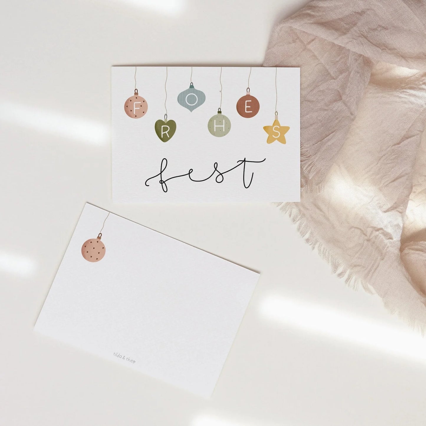 Postkarte "Frohes Fest" mit Christbaumkugel Illustration von Tilda & Theo im A6 Format. Auf hochwertiges Naturpapier gedruckt.