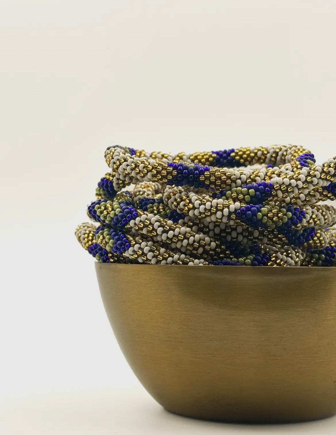 Handgefertigtes Glasperlen Armband aus Nepal in gold, weiß, grün und blau