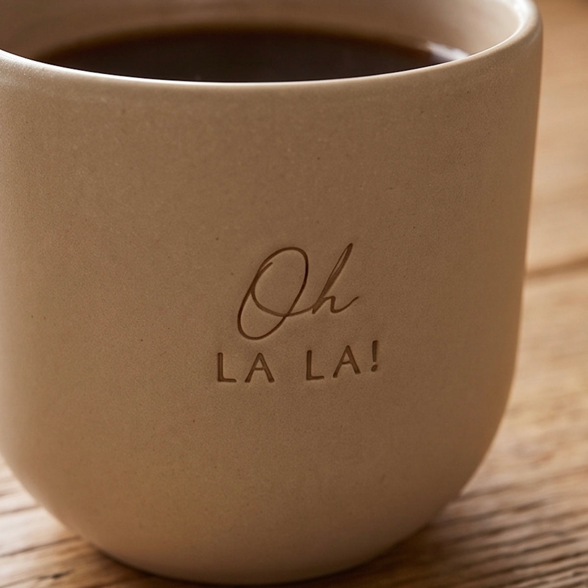 Keramik Becher hellbraun „Oh la la“