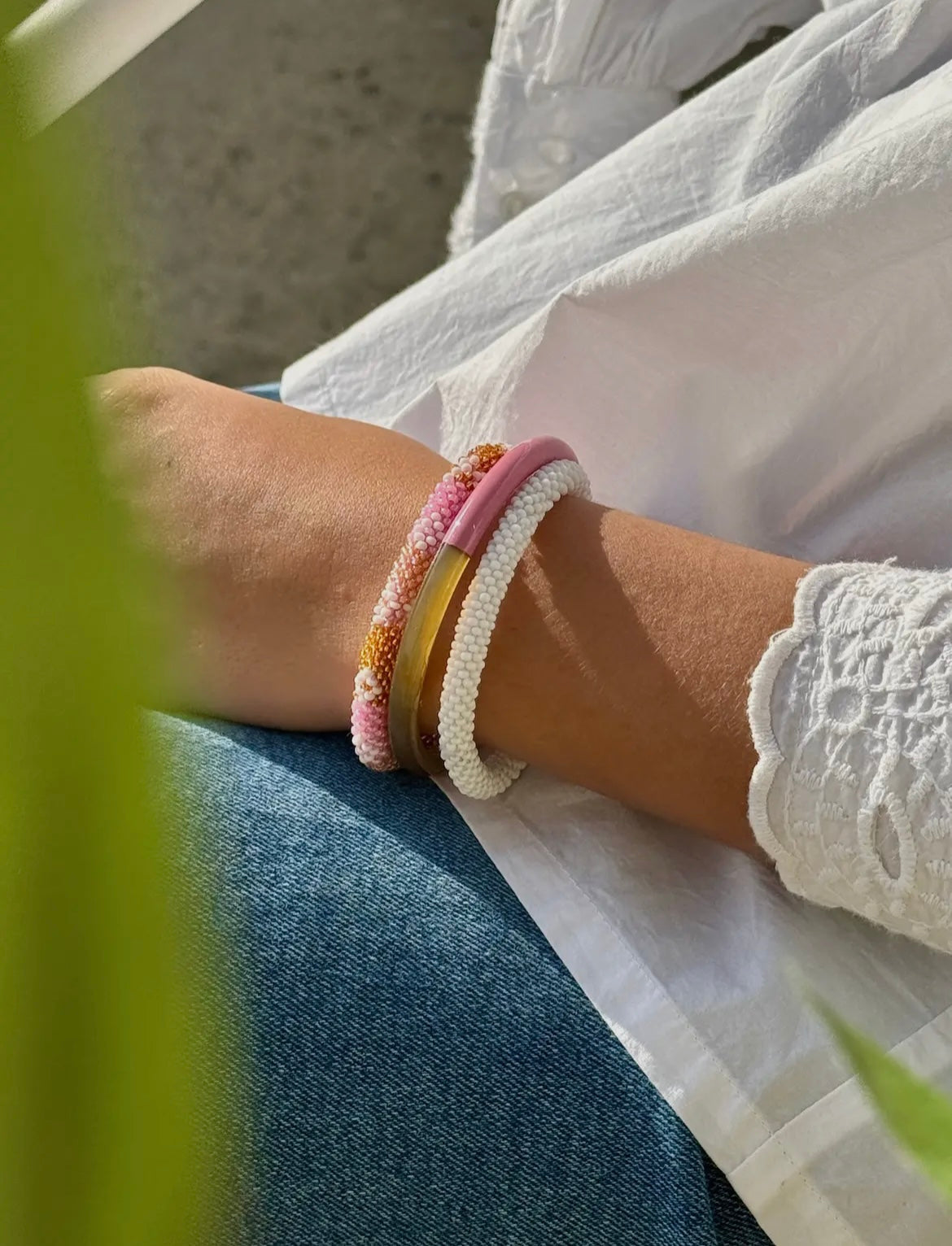 Glasperlenarmband mit weißen Miyuki Perlen. Fair Trade Handgefertigt in Nepal! Farbe: weiß