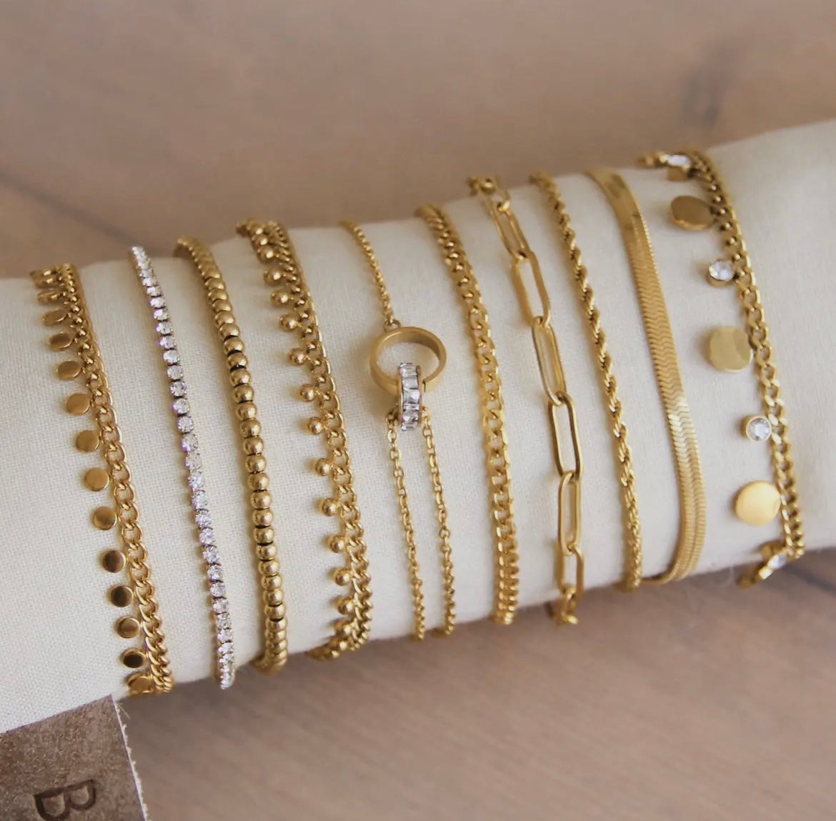 Langes & feines Flussarmband. Gearbeitet aus vergoldetem Edelstahl mit Strasssteinen, die leicht silbrig schimmern.