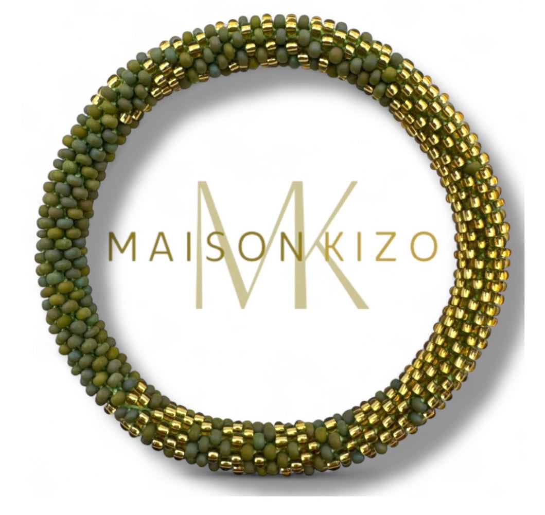 Handgefertigters Glasperlen Armband. In glänzendem grün mit goldenen Akzenten.