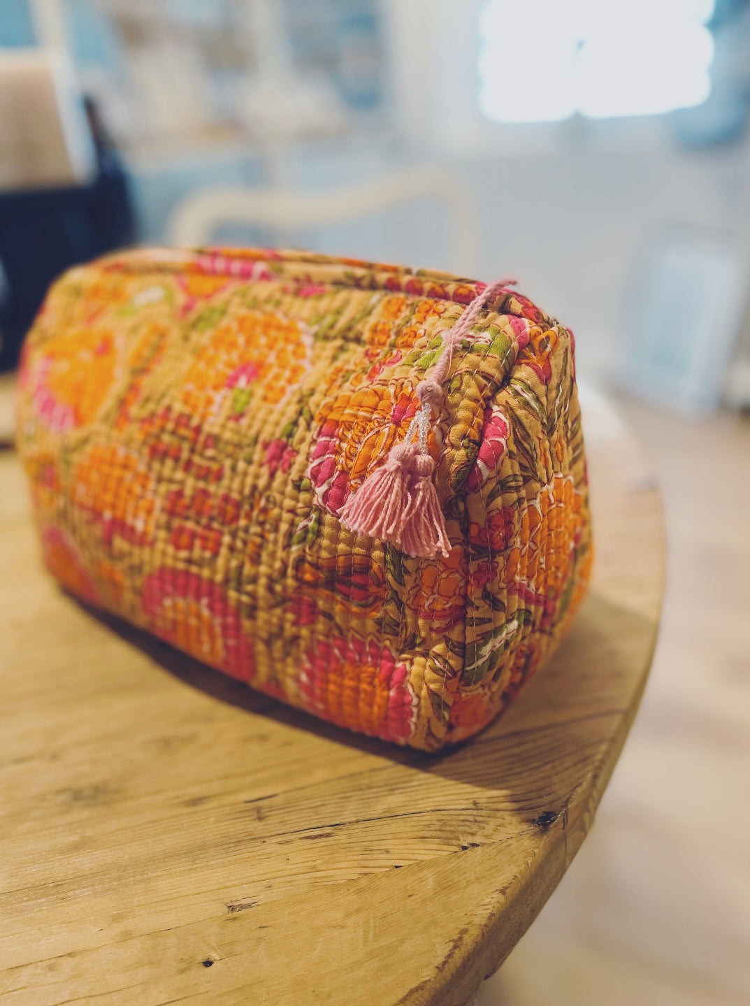 Praktische knallig orange Kulturtasche im Ripp-Design mit pinken Blumen. Innen mit einem wasserfesten Bezug und zwei kleinen Fächern!