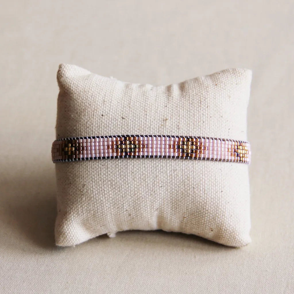 Hübsches gewebtes Armband in der Farbe nude, cognac & gold. Durch den Schiebeknoten ist es variabel verstellbar. In filigraner Handarbeit hergestellt