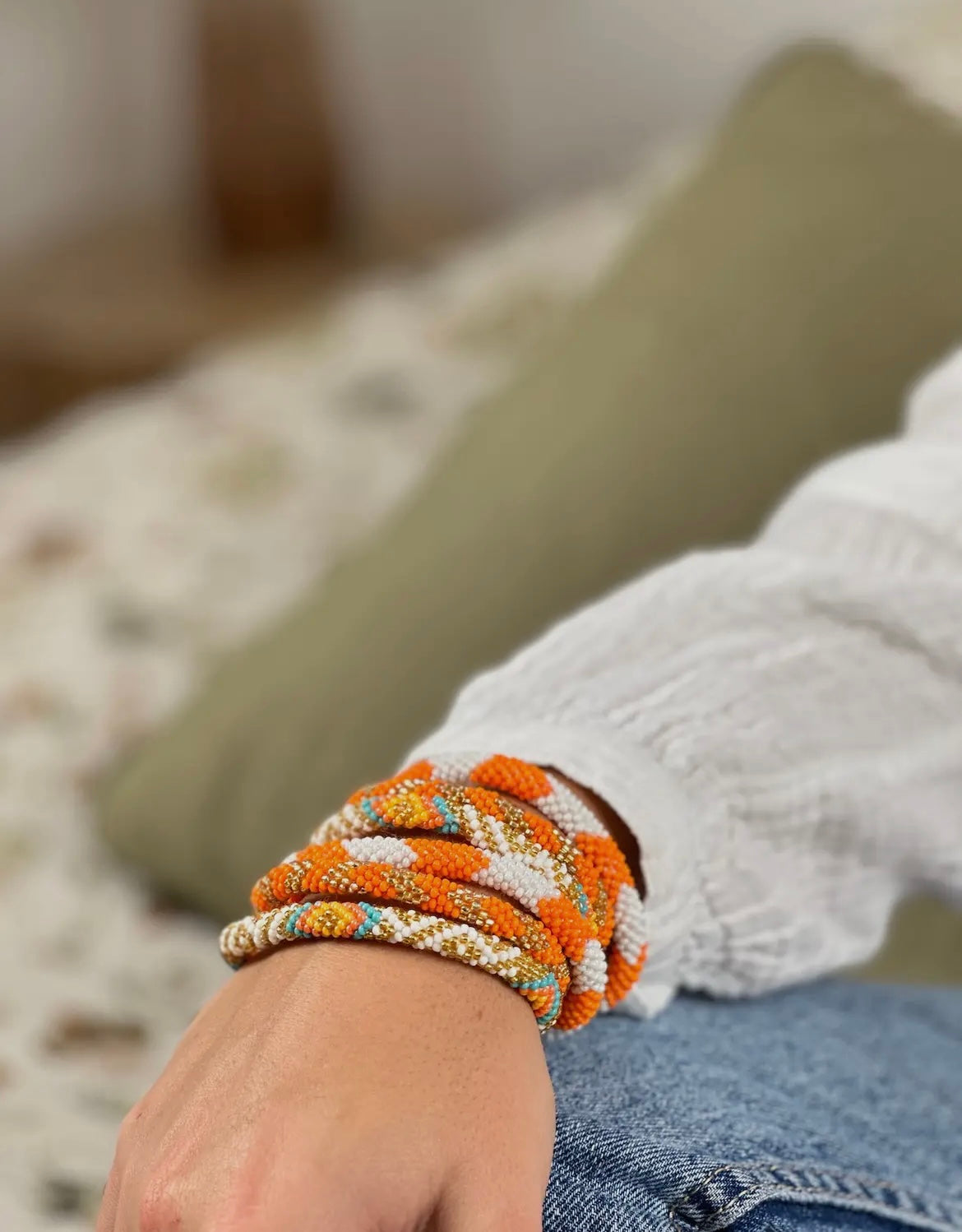 Glasperlenarmband mit weiß und orangen Miyuki Perlen. Fair Trade Handgefertigt in Nepal!
