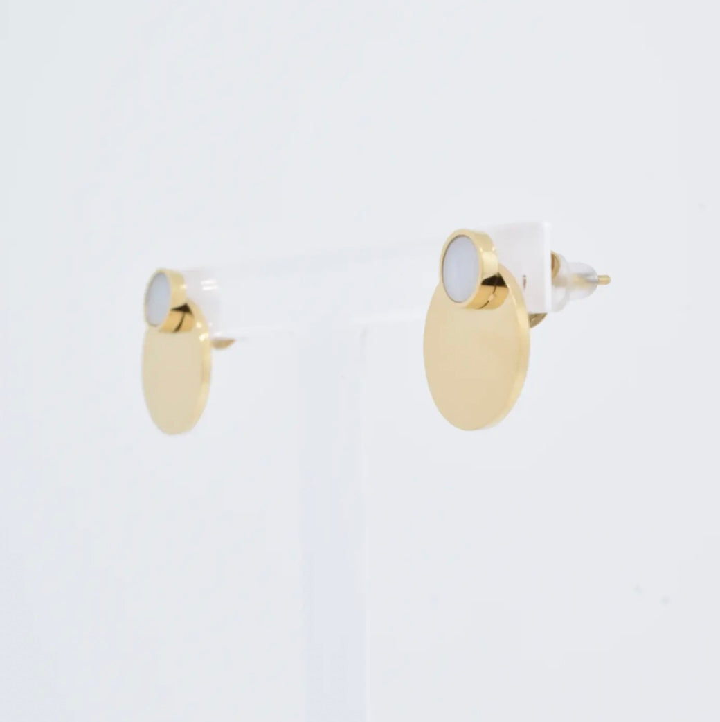 Elegante Ohrstecker aus goldenem Edelstahl. Im Stecker ist ein kleiner Perlmutt Stein eingearbeitet, der dem Ohrring eine besonders schöne Optik verleiht.