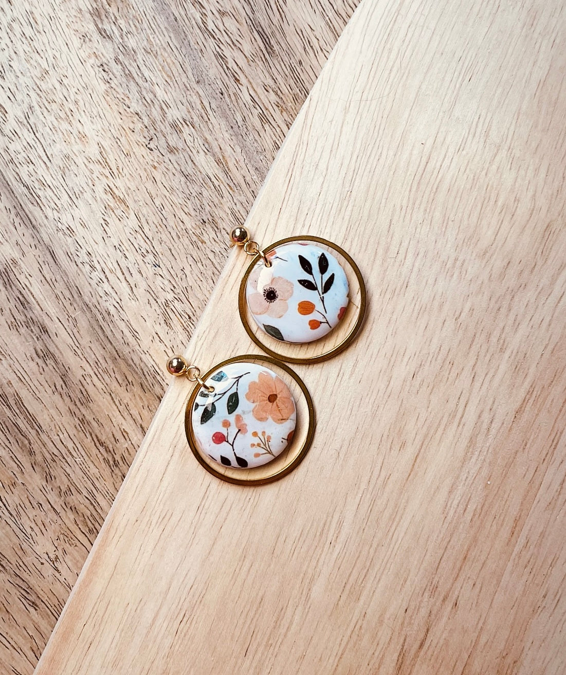 Polymer Clay Ohrringe mit filigranem Stecker und Polymer Clay Anhänger mit Blumen und Edelstahlring.
