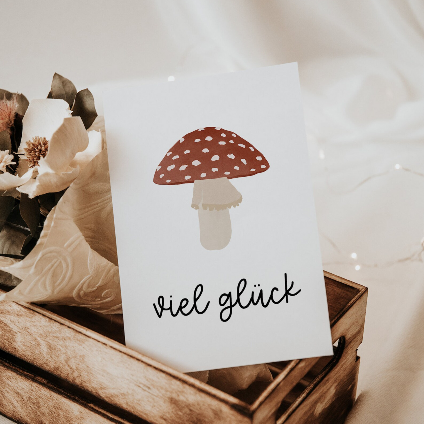 Liebevoll gestaltete Postkarte auf hochwertiges Naturpapier designed in Deutschland. Aufschrift "Viel Glückt!"