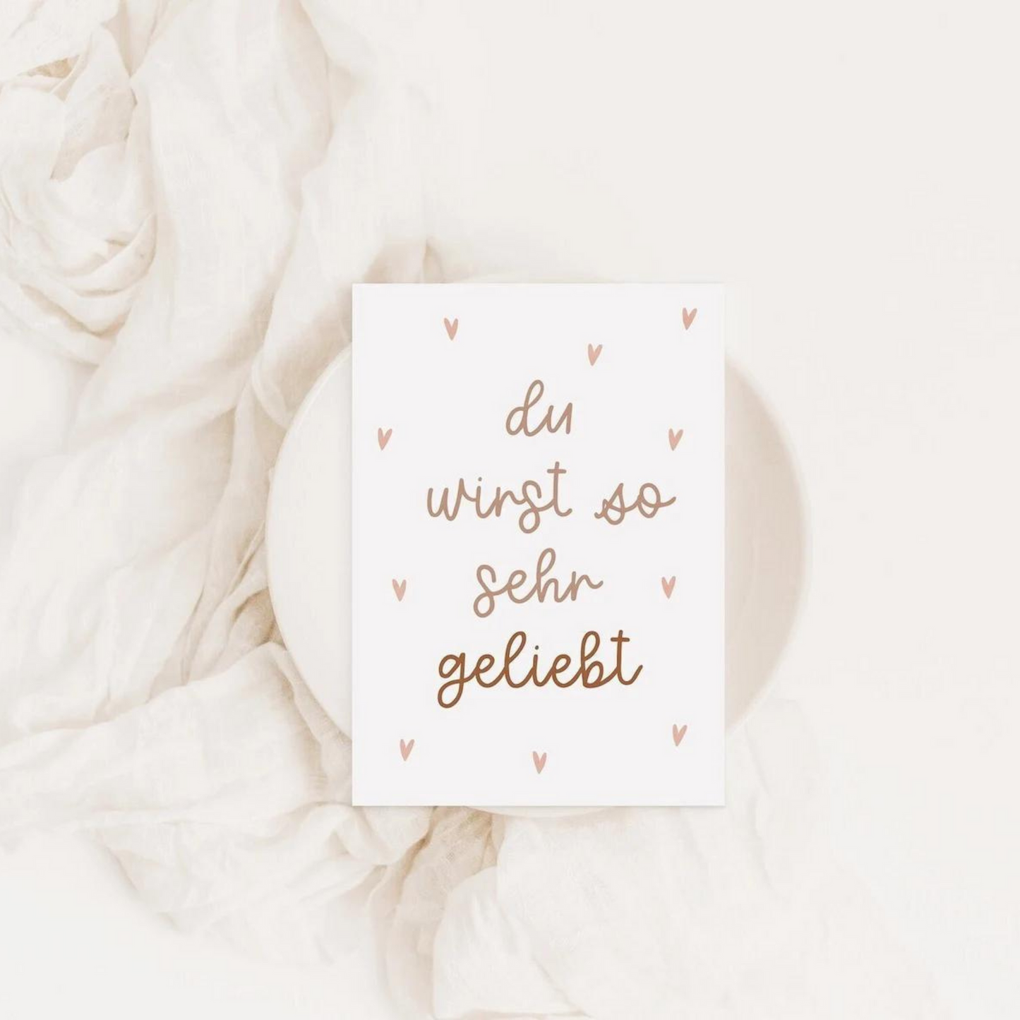 Liebevoll gestaltete Postkarte auf hochwertiges Naturpapier designed in Deutschland. Aufschrift "Du wirst so sehr geliebt!"