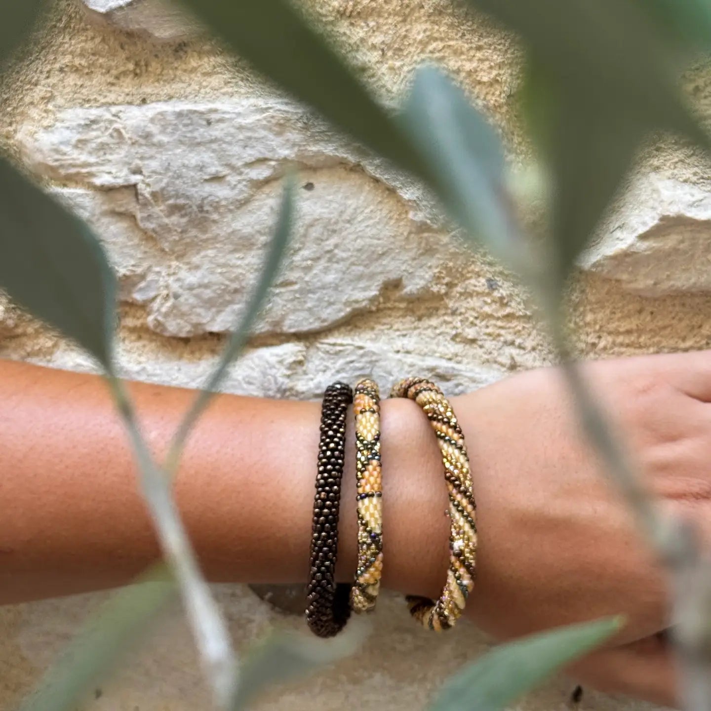 Handgefertigtes Perlenarmband Schokoladenbraun am Handgelenk getragen