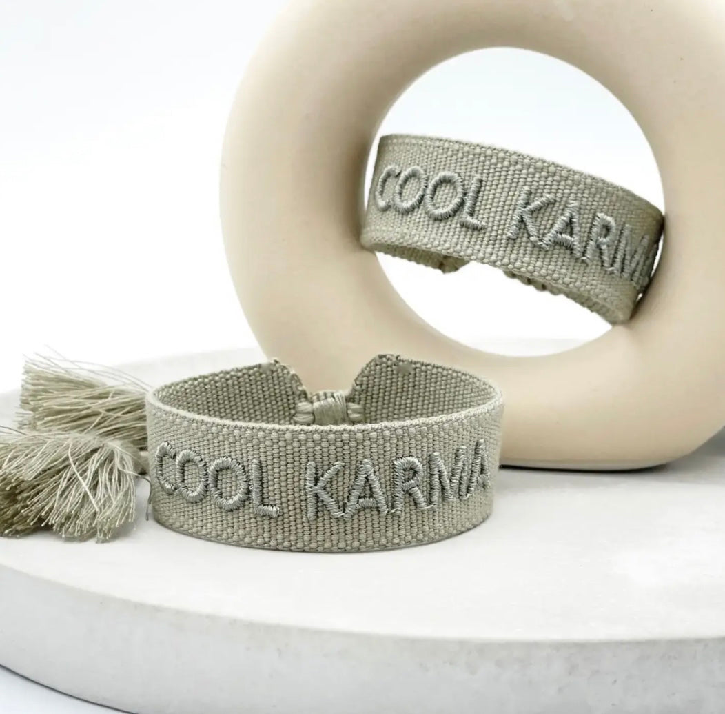 Statement Armband in Eukalyptus Schriftzug "COOL KARMA". Über Schiebeknoten verstellbar.