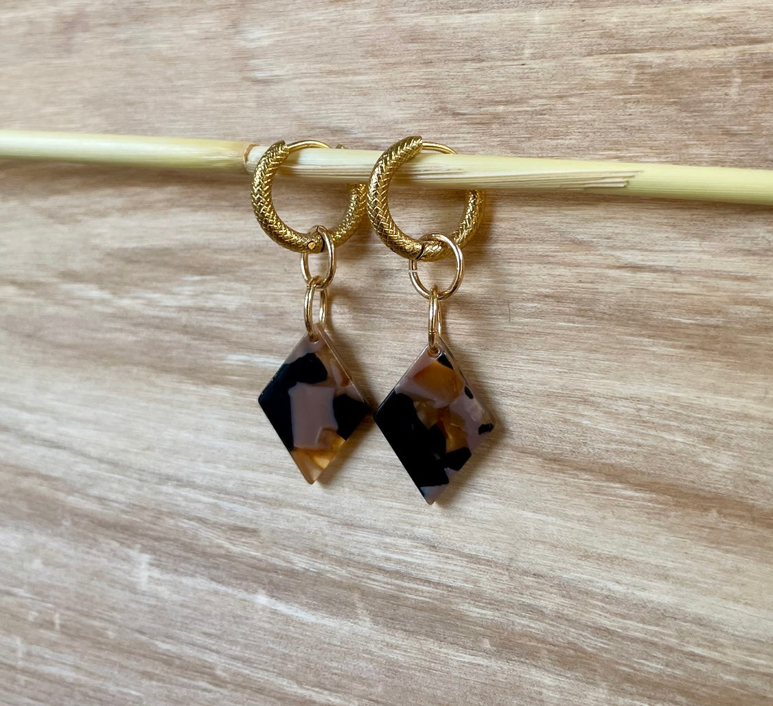 Klick Creole aus Edelstahl mit Acetat Anhänger in rauten Design mit braun, schwarzem Farbverlauf.