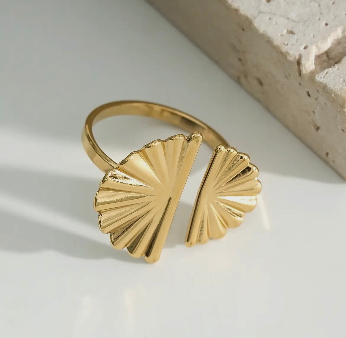 Halbrunder Teller Ring mit Sonnenblumen Muster aus goldenem Edelstahl