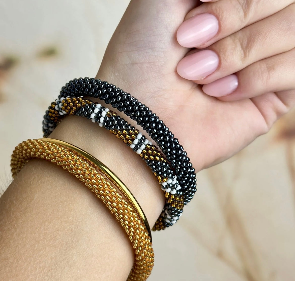 Fair Trade handgefertigtes Glasperlen Armband in Anthrazit glänzend