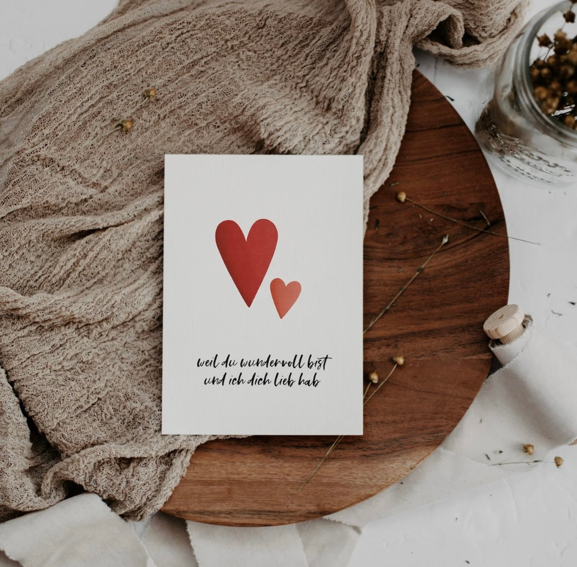 Lass dich verzaubern von den liebevoll gestalteten Postkarten auf hochwertiges Naturpapier und 100 % Recyclingpapier. Hier erhältst du natürliche Postkarten kreiert und designed in Deutschland. Aufschrift " Weil du wundervoll ist und ich dich lieb hab.
