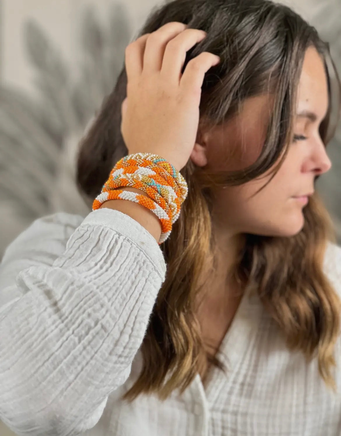 Glasperlenarmband mit weiß und orangen Miyuki Perlen. Fair Trade Handgefertigt in Nepal!