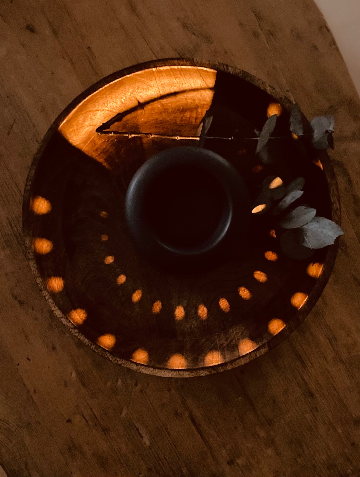Schwarze Duftlampe Coliseo ist ein Hingucker. Durch die vielen Löcher entsteht ein tolles Lichtspiel. Die Öffnung oben ist groß genug, um einen großen Duftmelt