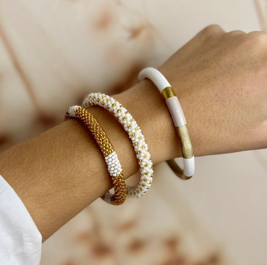 Fair Trade hergestelltes Glasperlen Armband mit Miyuki Perlen! Handgearbeitet in Gold und weiß