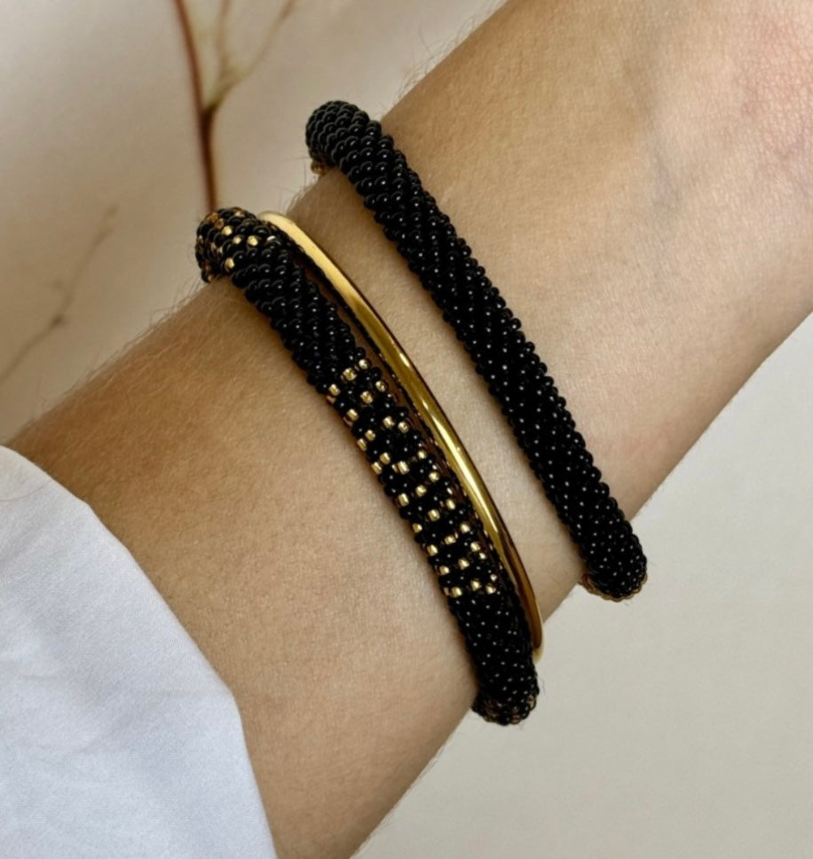 Handgefertigtes Glasperlen Armband in klassischem schwarz.