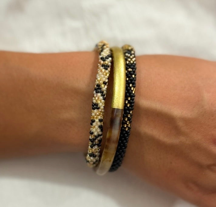 Handgefertigtes Gasperlen Armband aus Nepal mit Miyuki Perlen in schwarz, Gold und beige