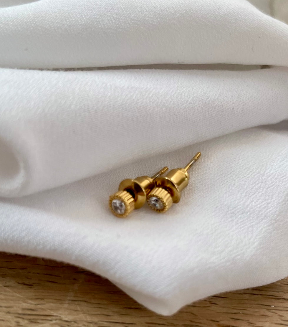 Mini Stecker mit kleinen Zirkonia Steinchen in Gold!