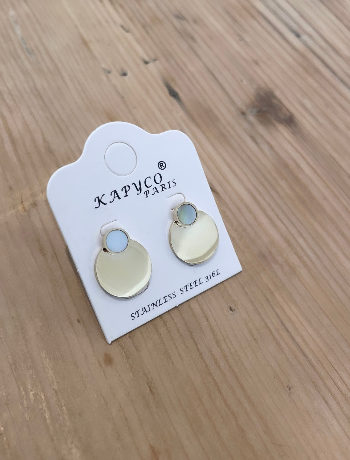 Elegante Ohrstecker aus goldenem Edelstahl. Im Stecker ist ein kleiner Perlmutt Stein eingearbeitet, der dem Ohrring eine besonders schöne Optik verleiht.